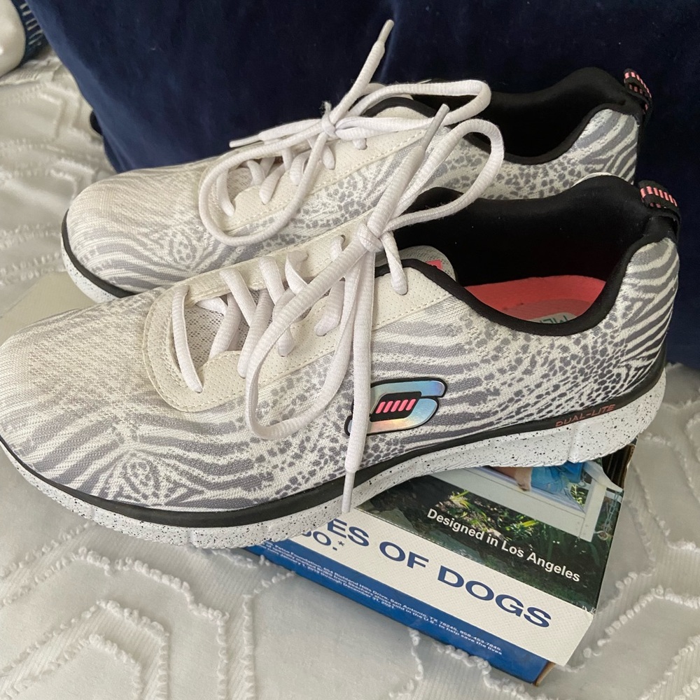 Women’s Skechers tennis shoe
